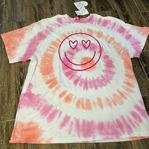 Heart eyes smiley face tee oversized
